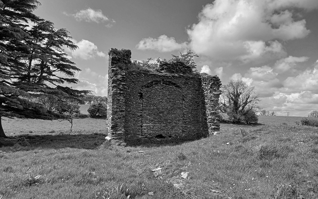 A black and white photo of Petersville House